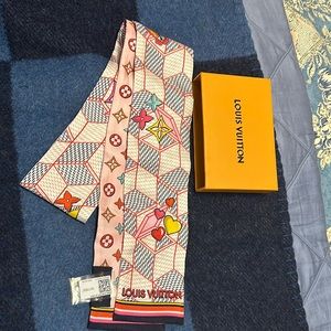 This a brand new scarf, ready to be wear this time of the year! Have the box.